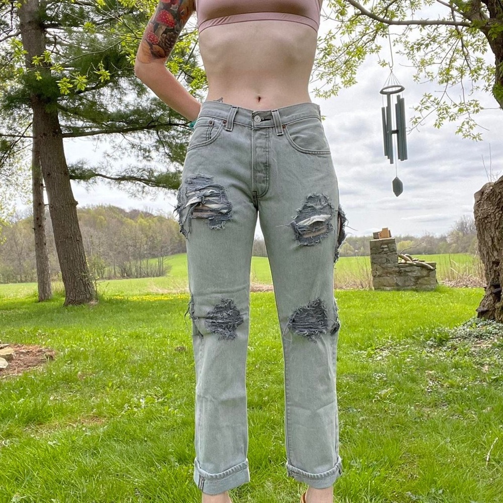 Low-Rise Distressed Gray Levi’s